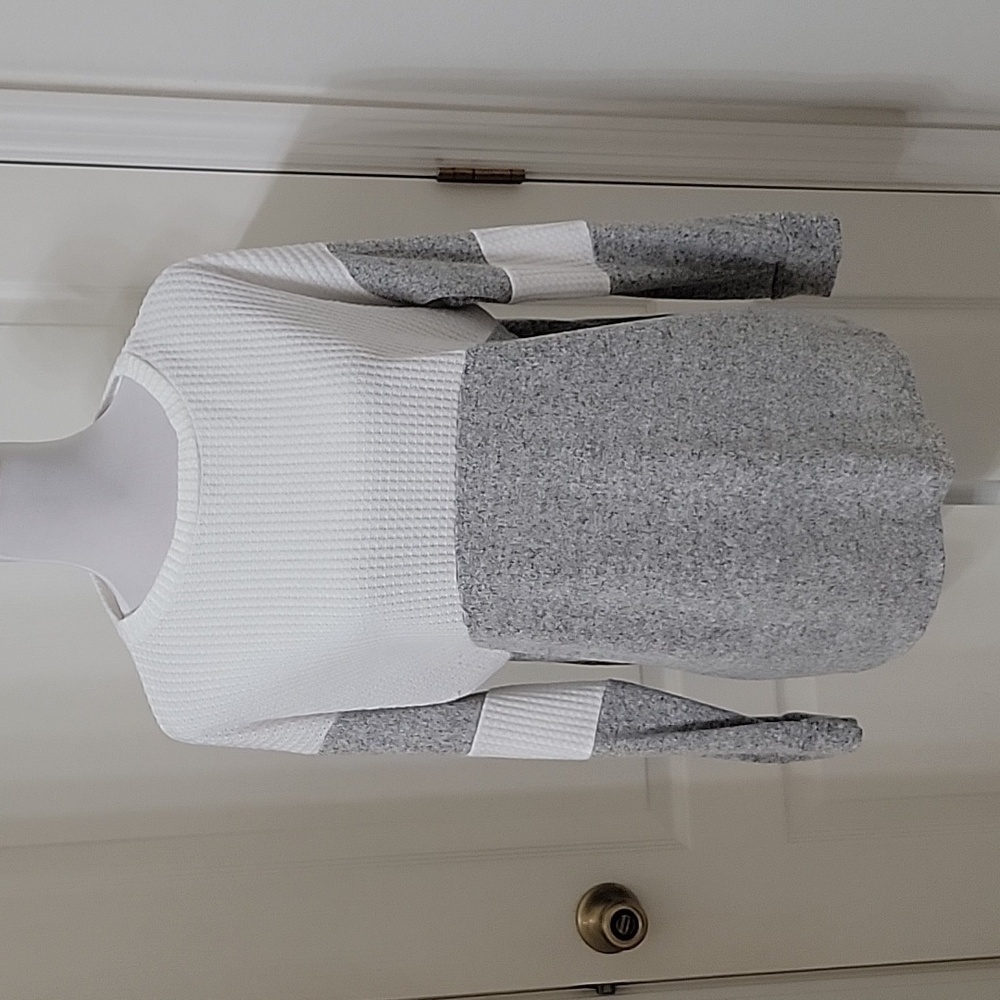 ALYA Size L Gray White Color Block Pullover Long Sleeve Top, Exc. Used Cond.